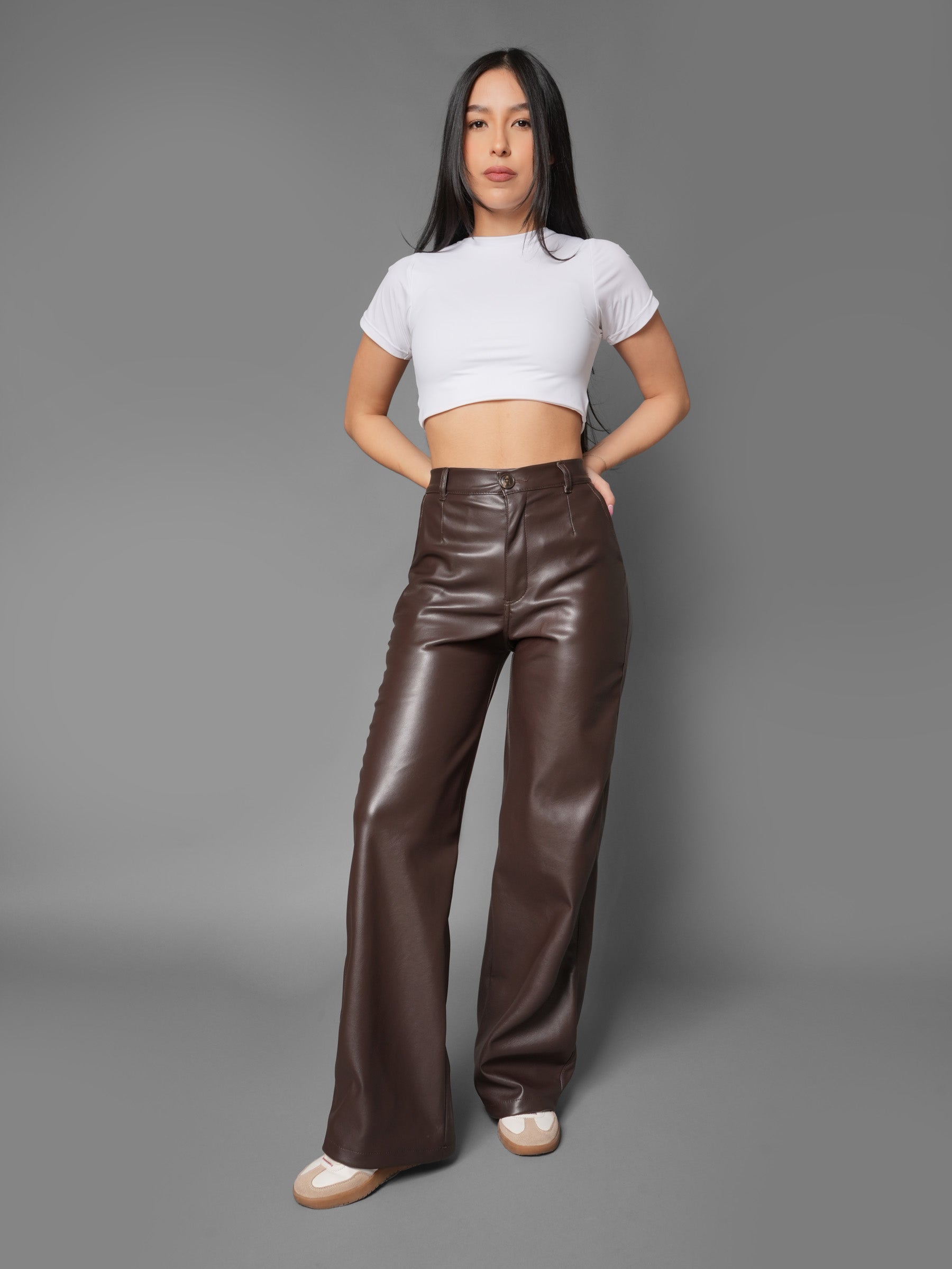 Pantalón Botarecta en Cuerina Cafe